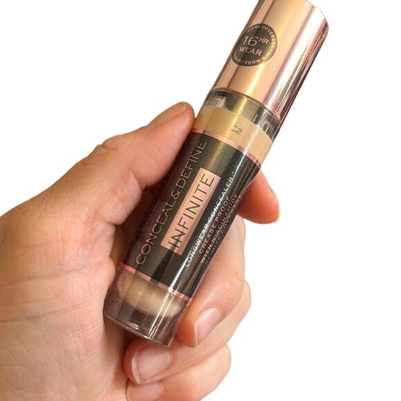 Makeup Revolution Conceal & Define Concealer‎ C2 - Picture 1 of 3